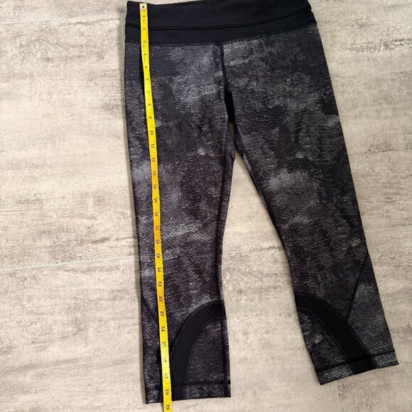 Lululemon RUN: Inspire Crop II *All Full-On Luxtreme, Sequin Snake, 21", Size 6 - Picture 14 of 15